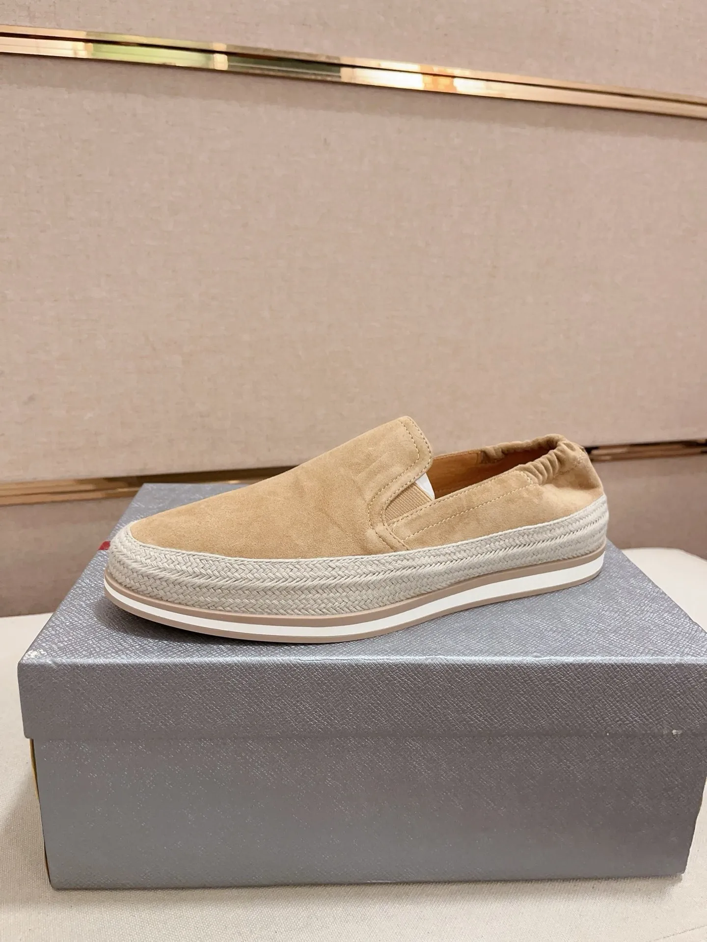 Men's shoes 💰 540💰 ✔️✔️✔️Higher version High-quality new PRADA (Prada) counters are launched at the same time. The new men's shoes and 😘 fabrics are made of high-tech glue-making technology. Lining: Full cowhide lining. 👍🏿 High-end ☄️ air-cushion molded anti-slip rubber outsole, exquisite lines, simple and elegant, comfortable and high-end for leisure travel. Code number: 38 to 45